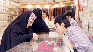 ضعف العملة الإيرانية يدفع المعتمرين لشراء البضائع الرخيصة