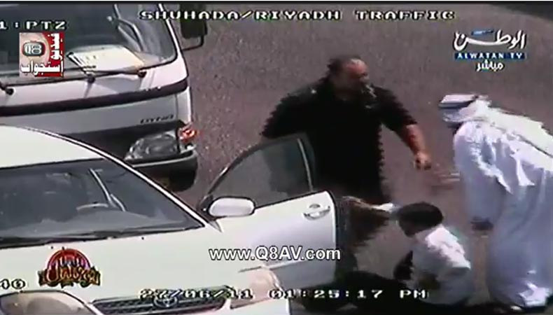 بالفيديو.. مشاجرة غير متكافئة بين وافدين في الكويت أحدهما من الوزن الثقيل والآخر من وزن الريشة!