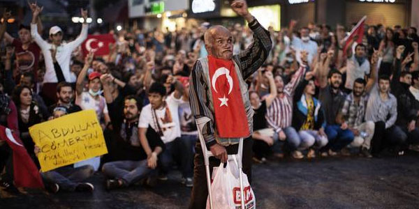 المتظاهرون يرفضون اخلاء حديقة جيزي رغم انذار اردوغان