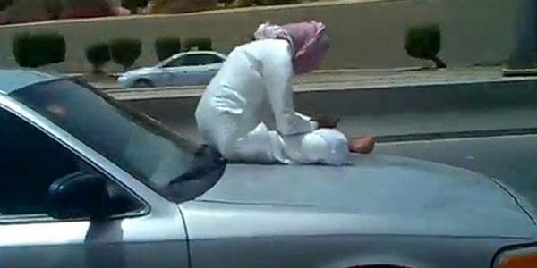 فيديو/ سعودي “يدردش” بالهاتف بكيفية فوق الوصف