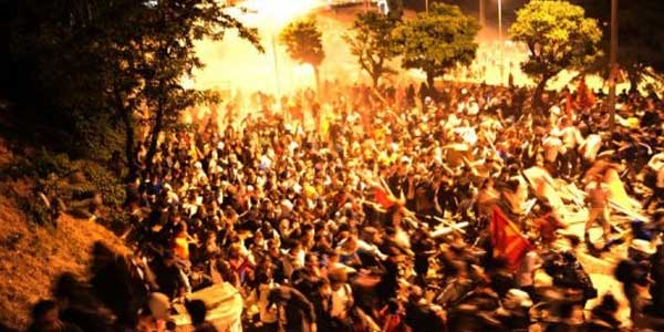 المتظاهرون الاتراك يتحدون اردوغان في الشارع رغم اعتذار الحكومة