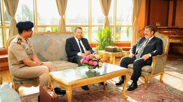 مرسي يجتمع بقنديل والسيسي بعد رفضه استقالات الوزراء