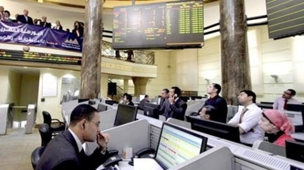 بورصة مصر تعود مجددا للأداء العرضي مدعومة بالاشتباكات