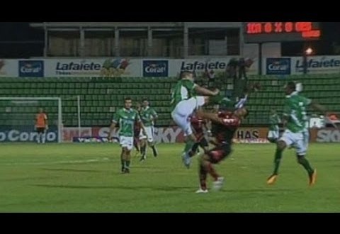 فيديو: مدافع برازيلي يحطّم وجه مهاجم بركلة وحشية