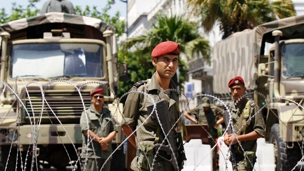 قنابل غاز لتفريق مناصري النهضة ومعارضيها أمام البرلمان