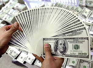 الدولار يهبط إلى أدنى مستوياته