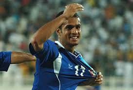 الأهلي السعودي يفسخ عقد الحوسني ويفاوض بدر المطوع