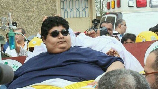 46 شخصاً و3 رافعات لنقل شاب سعودي يزن 610 كلغ