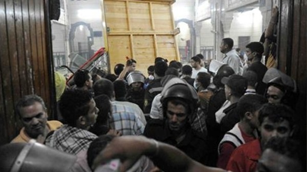 مصر..خروج عدد من عناصر الاخوان من مسجد “الفتح”