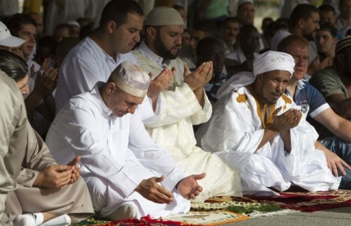 مسلمو أسبانيا أدوا صلاة عيد الفطر واحتفوا بأجوائه