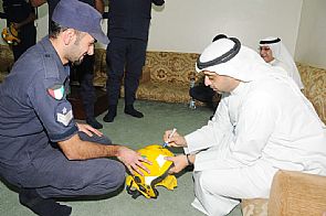 محمد العبدالله شارك الإطفائيين فرحة العيد