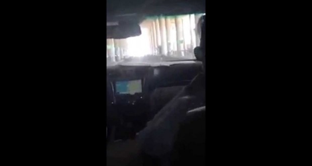 فيديو طريف لـ كويتي يضع مع صديقه مسدس” اثناء عبور  الجوازات