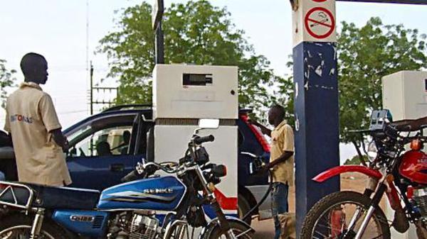 محتجون يحرقون مقر الحزب الحاكم في السودان