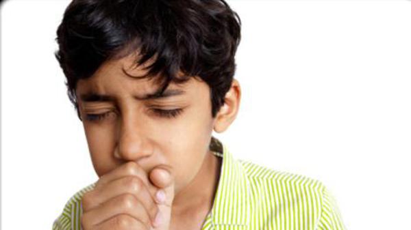 انتقال “كورونا” بين الطلاب وارد عن طريق السعال