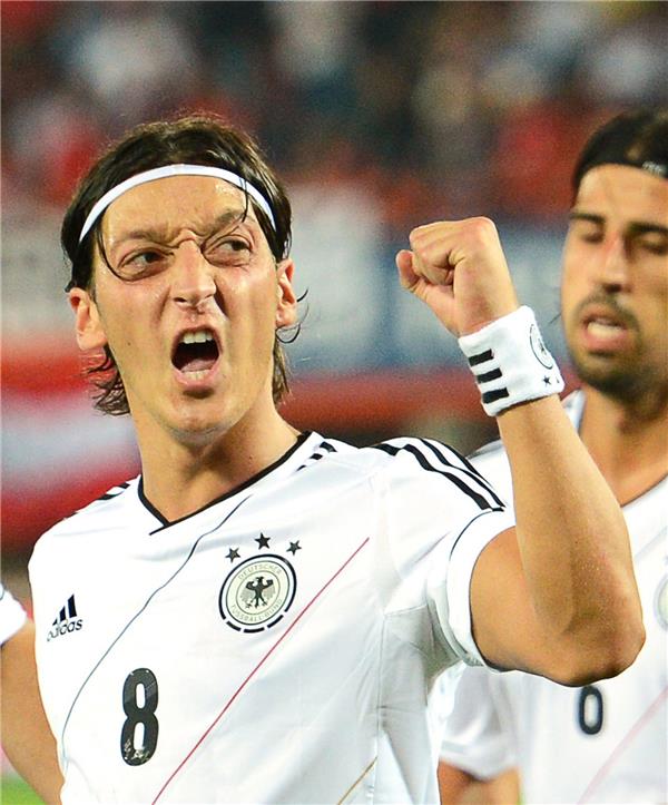 أوزيل يعد جماهير أرسنال بالعودة لمنصات التتويج
