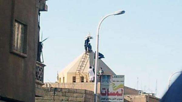 “داعش” تكسر الصلبان على كنائس الرقة وتحرق محتوياتها