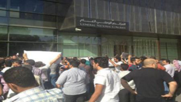 مصابون إبان الثورة الليبية يقتحمون مقر المؤتمر الوطني