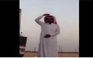 فيديو: سعودي يجرب إصابة هدف موجود فوق رأس صديقه بالسلاح