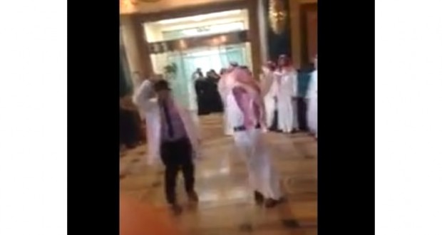فيديو: طبيب يرقص مع اهل مريضه داخل مستشفى في السعودية