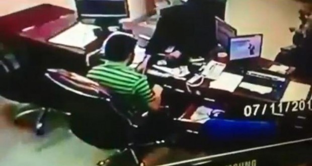 فيديو: سيدات يسْحرن موظف سفريات ويسْلبنه 11 ألف ريال سعودي دون مقاومة منه