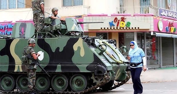 الجيش اللبناني يوقف شاحنة محملة بالأسلحة في مدينة بعلبك