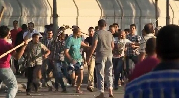 اشتباكات في ميدان التحرير والأمن يتدخل بالغاز