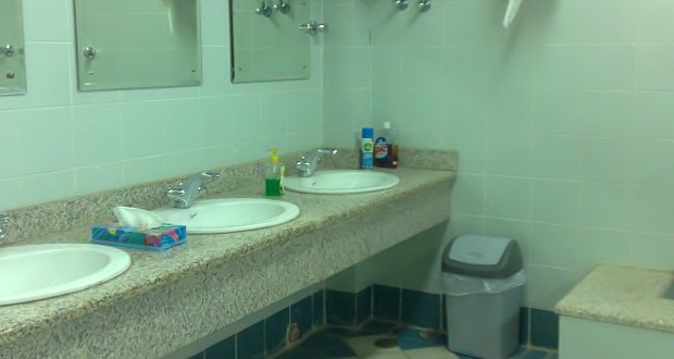 سعودية تُنظِّف دورات المياه لتعول 3 أطفال