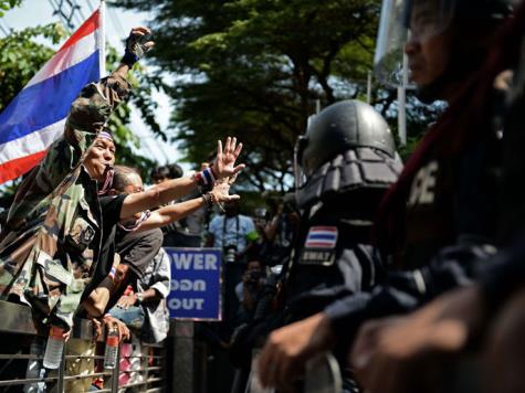 تصاعد احتجاجات تايلند واقتحام مقر قيادة الجيش