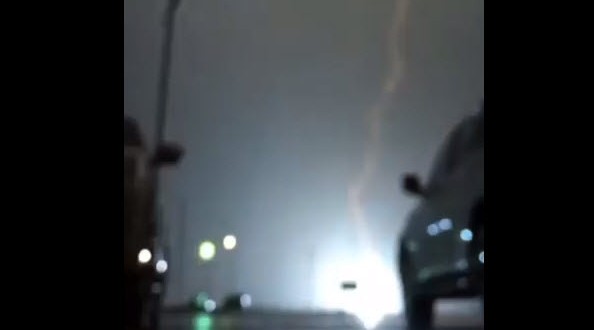 فيديو: انفجار أحد المحولات الكهربائية في الكويت بسبب البرق