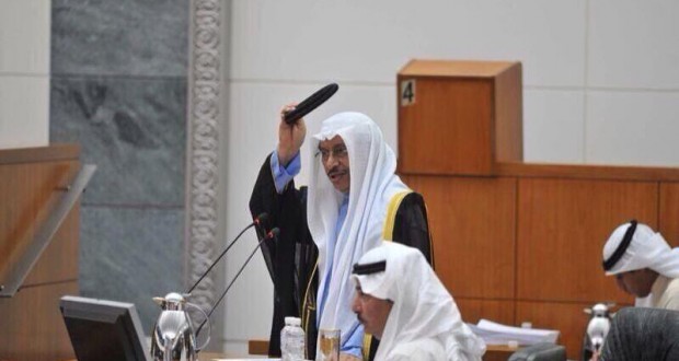 سمو رئيس مجلس الوزراء يرفع عقاله تحية للنواب بعد انتهاء استجوابه