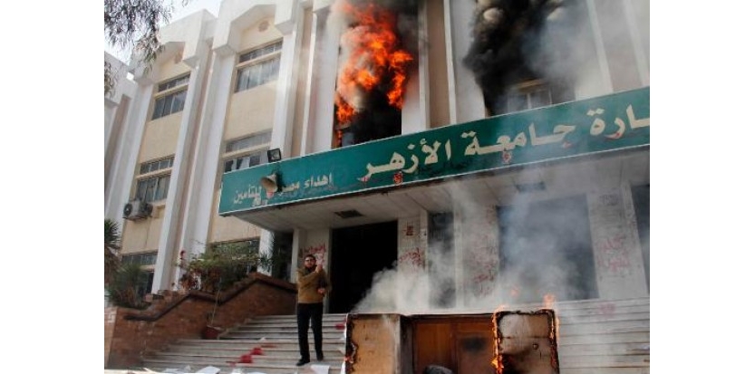 النار تشتعل بين الطلاب والقوات المصرية