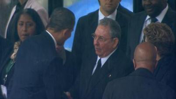 أوباما يصافح “العدو” راوول كاسترو في حفل تأبين مانديلا