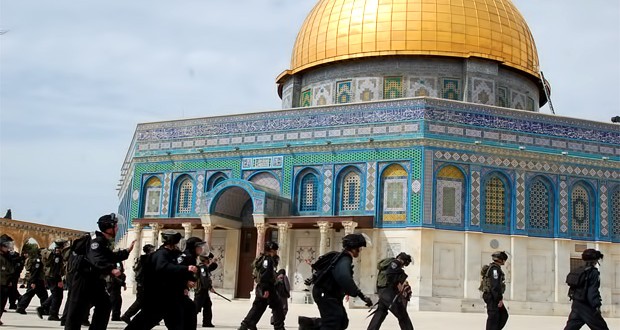 جنود ومستوطنون يقتحمون الأقصى واسرائيل تنصب كاميرات مراقبة فيه