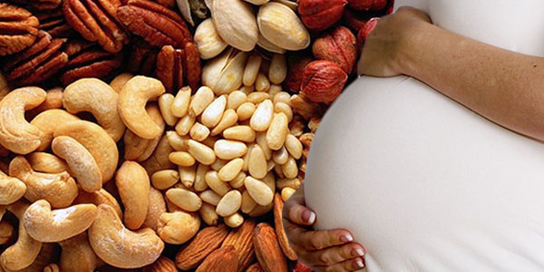 الأطباء ينصحون الحوامل بتناول المكسرات أثناء الحمل