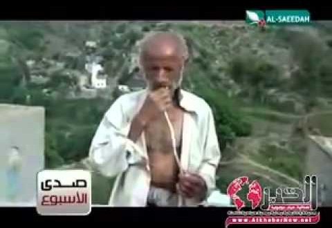 فيديو: عجوز يمني طعامه المفضل الثعابين السامة