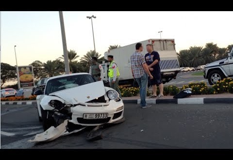 فيديو: سيارة بورش تتعرض لحادث عنيف في دبي