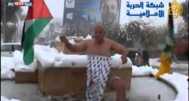 فيديو: عجوز فلسطيني يتحدى الثلوج