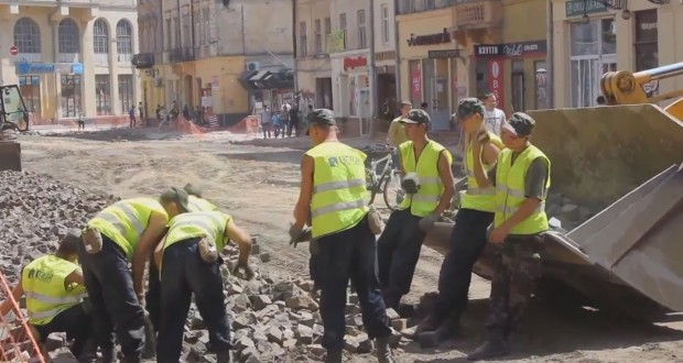 فيديو : مجموعة لقطات طريفة لأخطاء العمال خلال عام