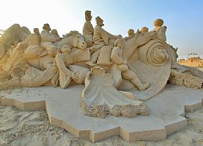 سمو الأمير يرعى مهرجان أكبر قرية رملية بالعالم