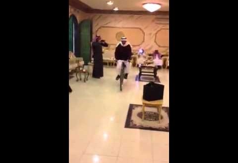 فيديو: سعودي يفاجئ الضيوف في حفل خاص بدخوله بدراجة‬