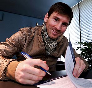 بعد عودته من الارجنتين : ميسي سيوقع عقد مع برشلونة يجعله الأعلى أجرا