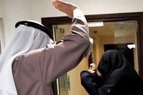 ضابط بالدفاع تهجم على طليقته بصباح السالم