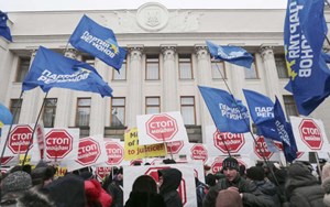 استقالة رئيس الوزراء الأوكراني.. والبرلمان يلغي قوانين حظر التظاهر