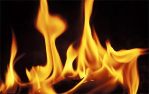 مصري يحرق سيدة بالبنزين لرفضها الزواج منه