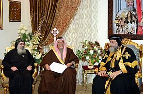 الأمير يدعو البابا تواضروس إلى زيارة البلاد