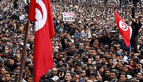 تونس تحيي (ثورة الياسمين) منتظرة الدستور