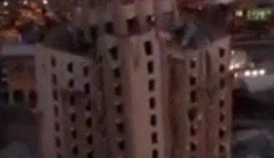 فيديو: لحظة هدم أحد الأبراج في منطقة الفحيحيل