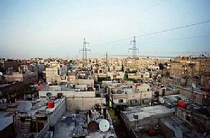 دخول أول دفعة مساعدات الى مخيم اليرموك في دمشق