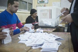 مصر: الدستور يمر بموافقة نحو %98..