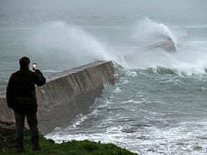 رياح عاتية تضرب سواحل بريطانيا وفرنسا